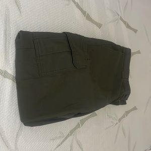 Hey there! I’m selling these dickie pants that didn’t really fit me.